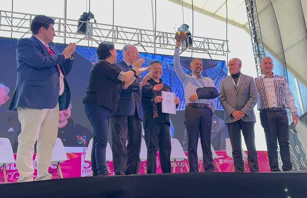 Al clausurar la quinta edición del Tianguis de Pueblos Mágicos, Hernández Haddad entregó la estafeta y el libro de cargo a Iván Francisco Martínez Olvera y Juan Manuel Diez Franco. Al clausurar la quinta edición del Tianguis de Pueblos Mágicos, Hernández Haddad entregó la estafeta y el libro de cargo a Iván Francisco Martínez Olvera y Juan Manuel Diez Franco.