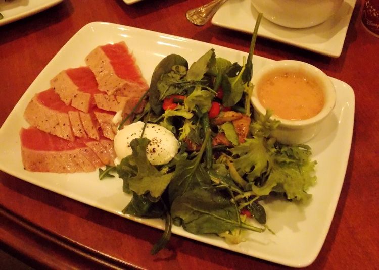 La ensalada niçoise de atún, una especialidad de Be Our Guest.