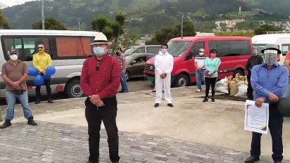 Manifestantes de transporte turístico durante protesta pacífica en Quito