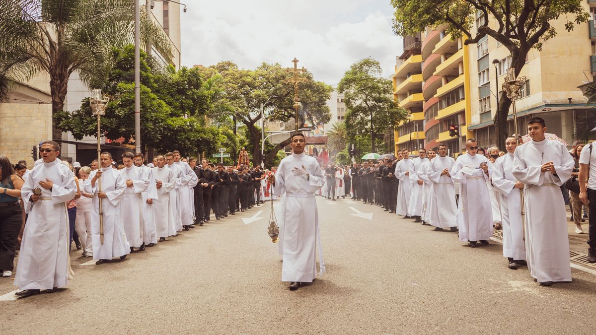 La Semana Santa en Colombia es una fusión de fe historia y gastronomía que cada año atrae a miles de turistas y peregrinos.