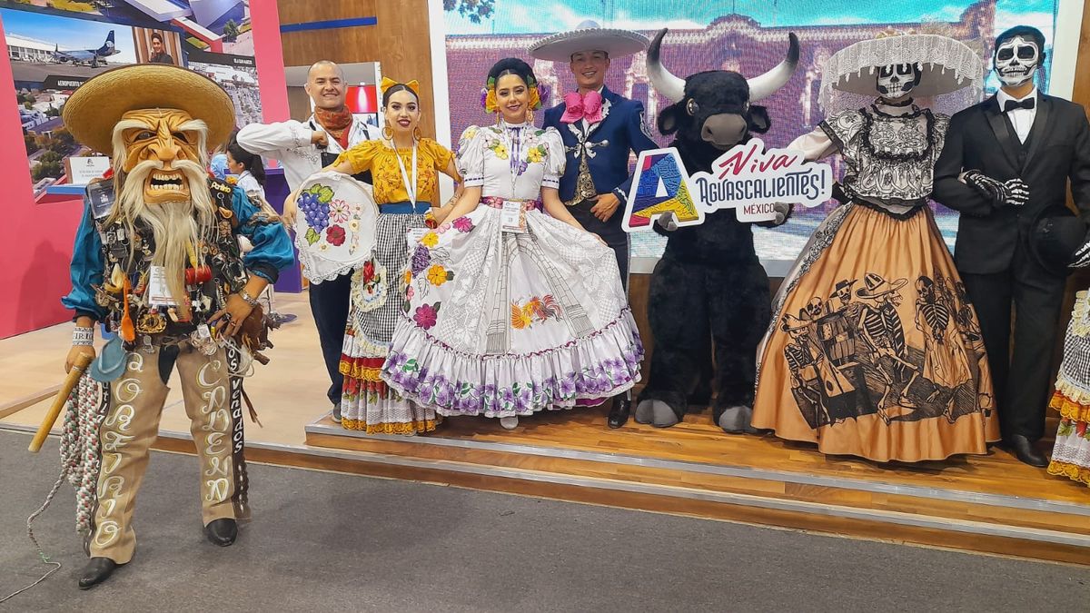 La troupe de Aguscalientes lista para posar junto a los visitantes.