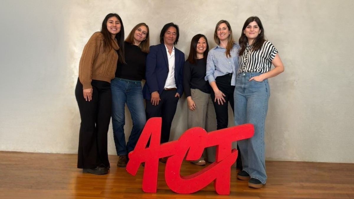 ACT Travel: Javier Konishi y Sandra Higa (centro) junto al resto de los miembros del experimentado equipo de Exóticos.