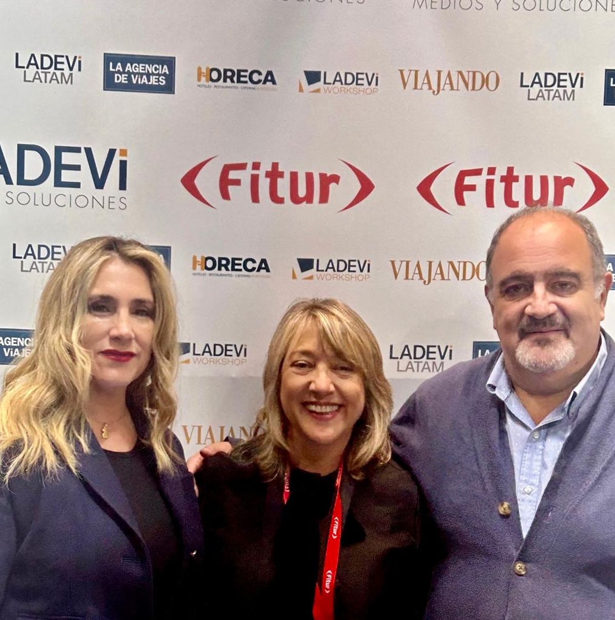 Úrsula Fuentes y Luis Martin, gerentes comercial y general de Operador Online, junto a Claudia González, directora de Ladevi.  