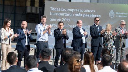 Administradora Nacional de ANAC, Paola Tamburelli; CEO de Flybondi, Mauricio Sana; Ministro de Turismo y Deportes, Matías Lammens; Ministro de Transporte, Diego Giuliano; presidente de Aerolíneas Argentinas, Pablo Ceriani; gerente General de JetSmart, Gonzalo Pérez Corral; presidenta y gerenta General de EANA, Gabriela Logatto; y presidente de ORSNA, Carlos Lugones; en la presentación del Ministerio de Transporte. &nbsp;