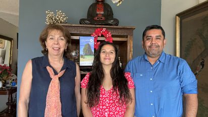 De izquierda a derecha los representantes de Nómades Chile (ex Kangaroo Tours): Verónica Rioseco (gerenta), Daniela Cordero (encargada de ventas), y Juan Carlos Neculman (encargo de ventas).