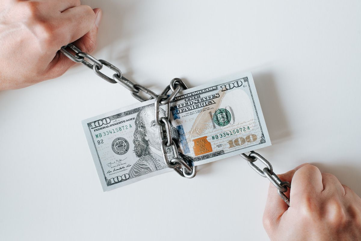 El Gobierno prepara un nuevo esquema de restricciones para el dólar turista. Analizan elevar el impuesto PAIS y la percepción de Ganancias.