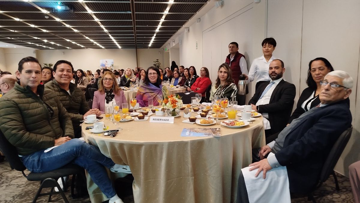 Operadores turísticos junto a representantes de Cuba.