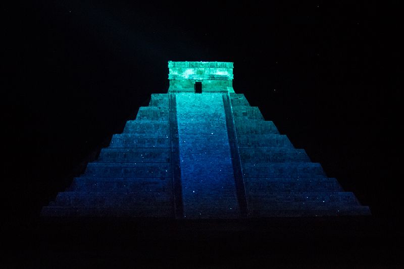“Noches de Kukulkán” es una presentación narrativa de luces y sonido que se proyecta sobre el Castillo.