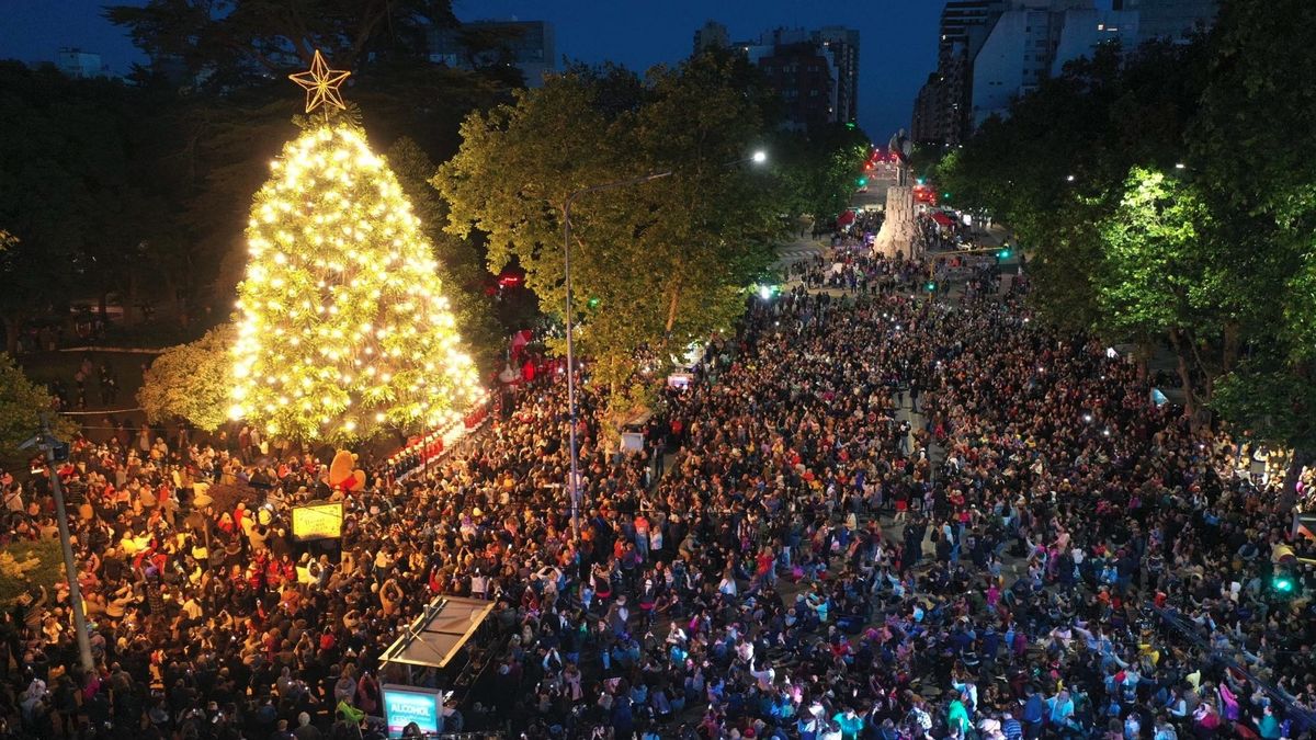 La multitud celebrando Navidad en Mar del Plata es común ya que se trata de uno de los destinos más queridos. La multitud celebrando Navidad en Mar del Plata es común ya que se trata de uno de los destinos más queridos.