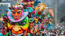 Los festivales de Colombia llenan de color música y tradición las calles del país celebrando su rica diversidad cultural y alegría.