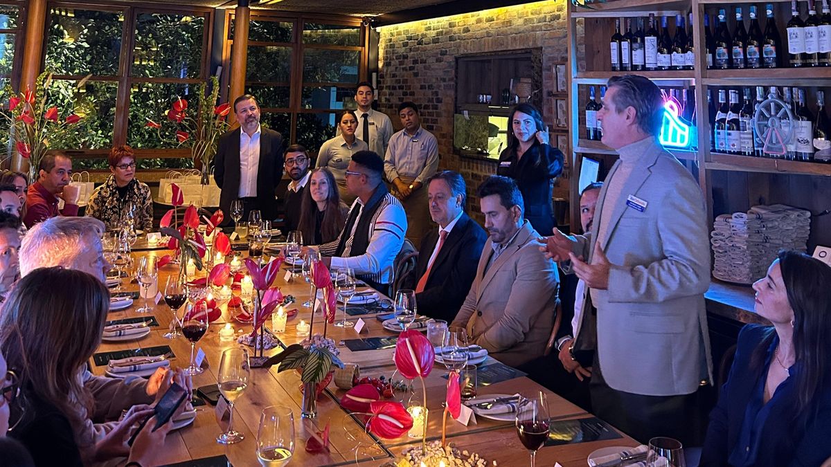 Participantes del encuentro de Experience Kissimmee escuchan a Patrick Yvars de Vitis Orlando.