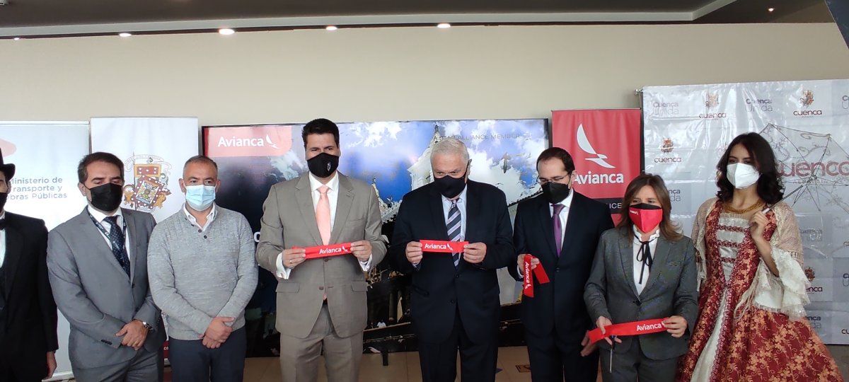 Representantes del Ministerio de Transporte y Obras Públicas (MTOP), Avianca y el alcalde de Cuenca, Pedro Palacios. - Ladevi Medios y Soluciones Representantes del Ministerio de Transporte y Obras Públicas (MTOP), Avianca y el alcalde de Cuenca, Pedro Palacios.