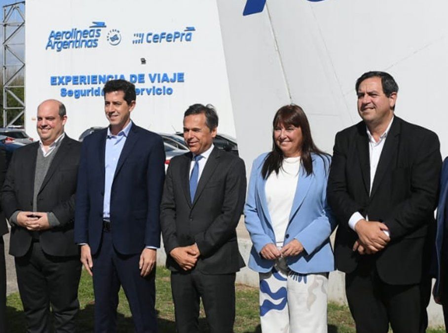 Pablo Ceriani, Eduardo Wado De Pedro, Diego Giuliano, Celia Arena y Amadeo Vallejos, en el lanzamiento de la nueva ruta de Aerolíneas Argentinas a Reconquista.