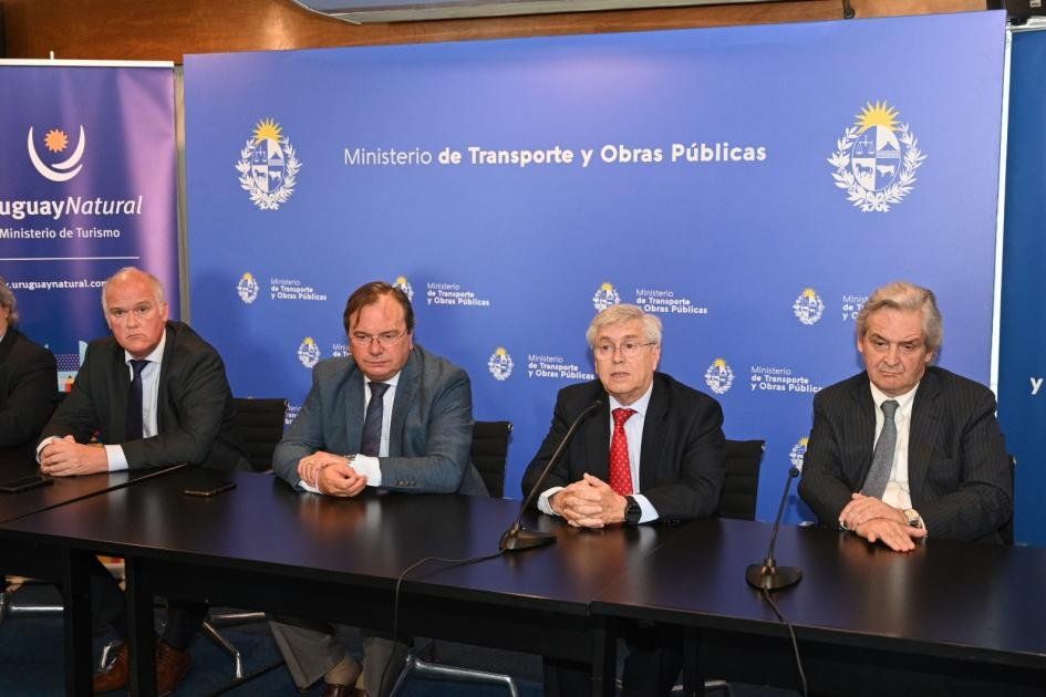 Uruguay: Tabaré Viera (ministro de Turismo) junto a otros funcionarios anunciaron la iniciativa Pase turista para acelerar el tráfico en los pasos fronterizos.