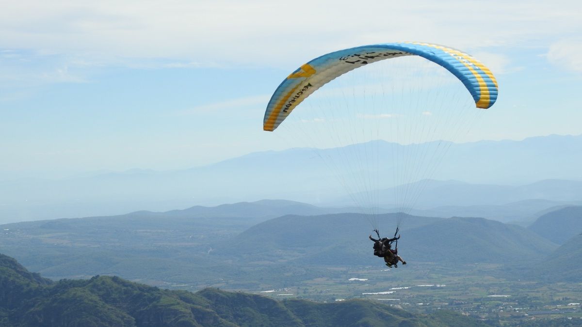 Conoce estos sitios cerca de CDMX para volar en parapente.