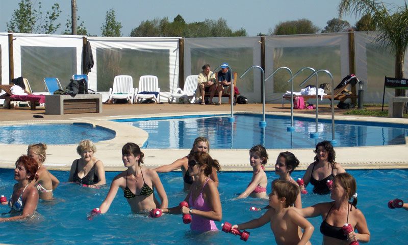 El agua es el elemento principal para la diversión en Termas Concepción.