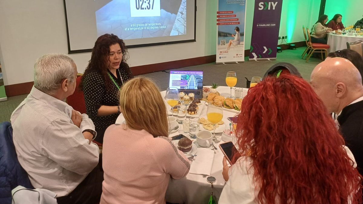 Representante de Sky Airline presentando las novedades de la aerolínea a las agencias de viajes durante la rueda de negocios del Workshop de Travelaway. Representante de Sky Airline presentando las novedades de la aerolínea a las agencias de viajes durante la rueda de negocios del Workshop de Travelaway.