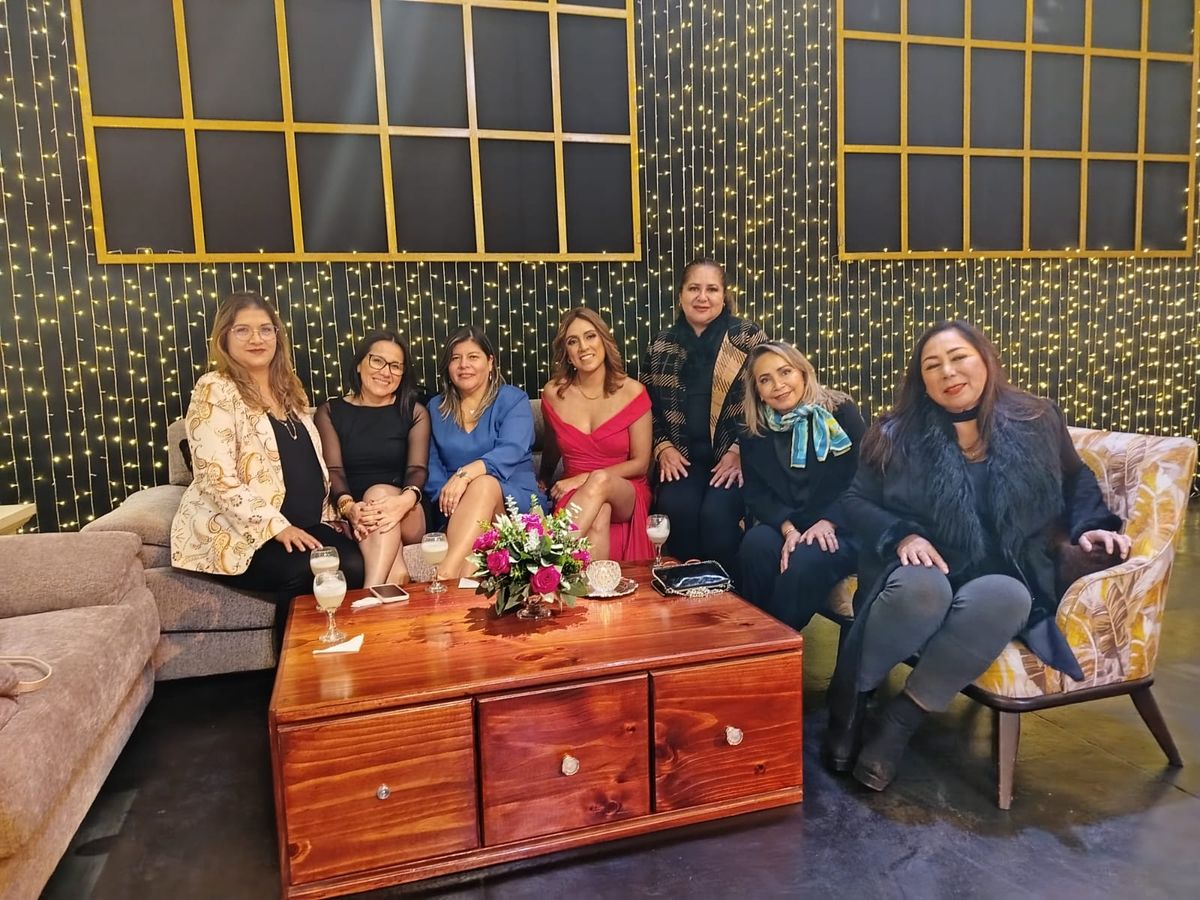 Ingrid Del Busto junto a las agentes de viajes.