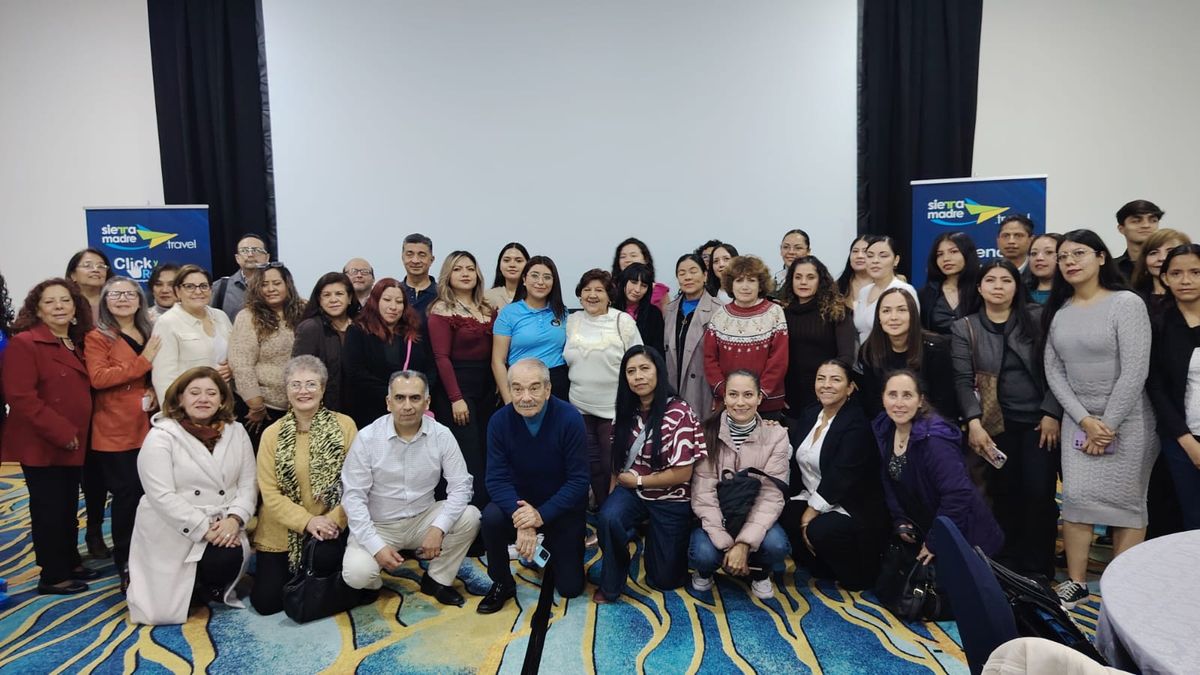 Ejecutivos de Operadora Turística Sierra Madre y Hyatt junto a los agentes de viajes que participaron en la capacitación.