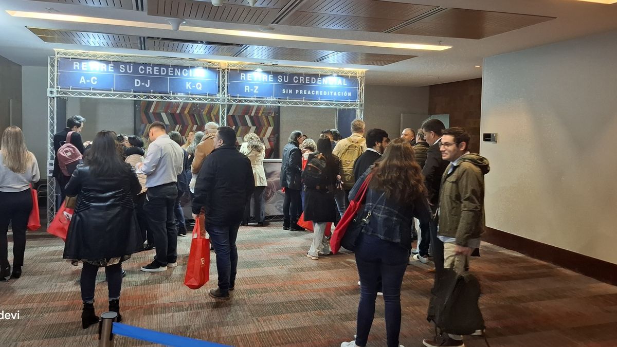 Si estás preacreditado, el día del Workshop podrás retirar tu credencial de manera rápida en el mesón de entrada por orden alfabético. 