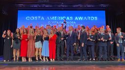 Ganadores de los Costa America Awards junto a directivos, equipo y profesionales de la naviera.