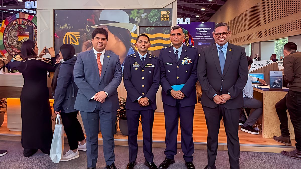 Delegación de Ecuador, liderada por el titular del Ministerio de Turismo, Mateo Estrella (1o der.) Lo acompaña Arturo Félix Wong, embajador de Ecuador en Colombia (1o izq.). 