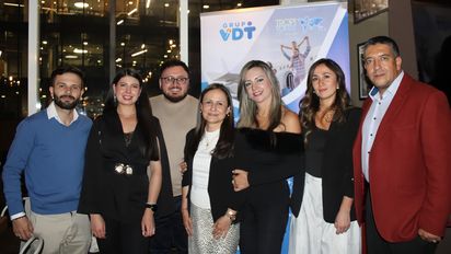 Steve Ramos, gerente general de Grupo VDT Colombia, junto a su equipo.