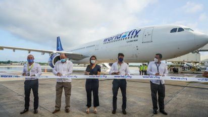 Autoridades durante el corte la recepción del vuelo de World2Fly&nbsp;en Cancún.