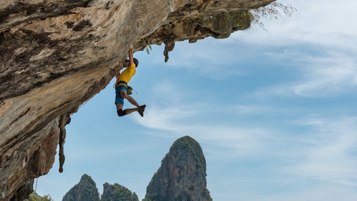 Planear un viaje para practicar buceo en Tailandia, esquiar en los Alpes o hacer parapente en Nueva Zelanda requiere más que entusiasmo. Necesitas un seguro de viaje con deportes extremos que realmente te respalde cuando más lo necesitas.