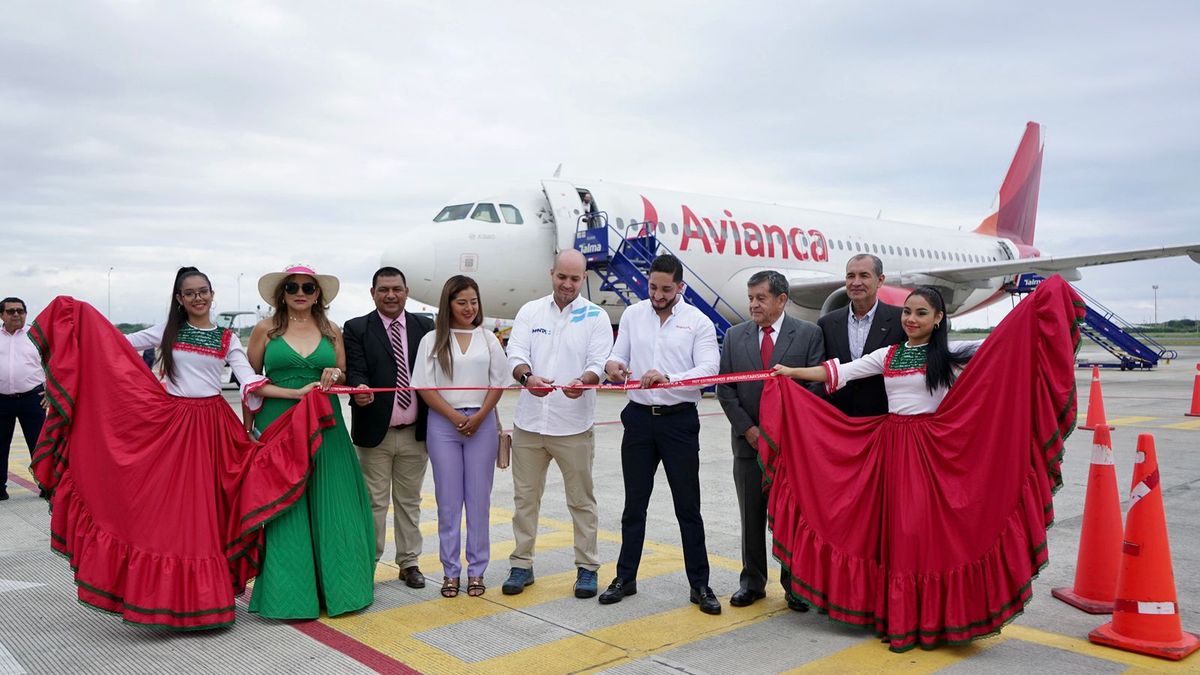Al evento de inauguración de los vuelos directos entre Manta y Galápagos asistieron representantes de Avianca, así como autoridades de entidades locales y gubernamentales. 