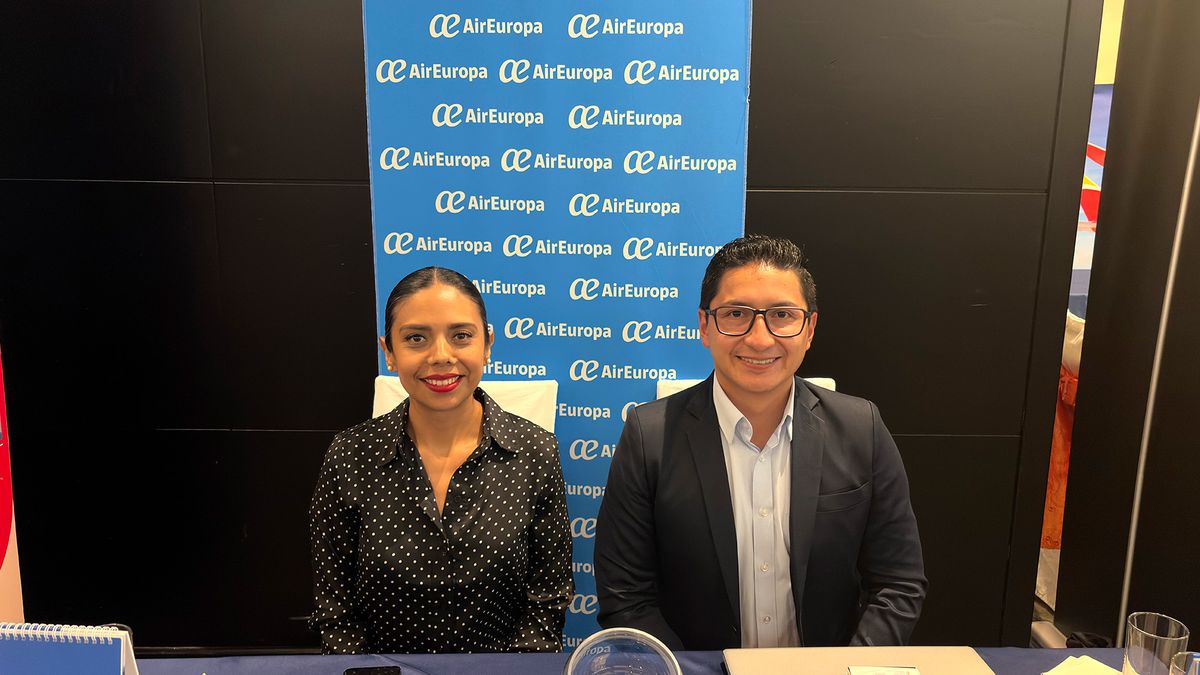 Carolina Garcés y Sebastián Paredes, de Air Europa, en la Caravana Workshop 2026 de Maxitravel, en Quito. 