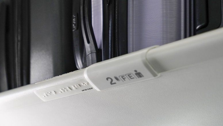 United Airlines incorporó el lenguaje Braille en la señalética interna de sus aviones: otro paso en el turismo accesible.