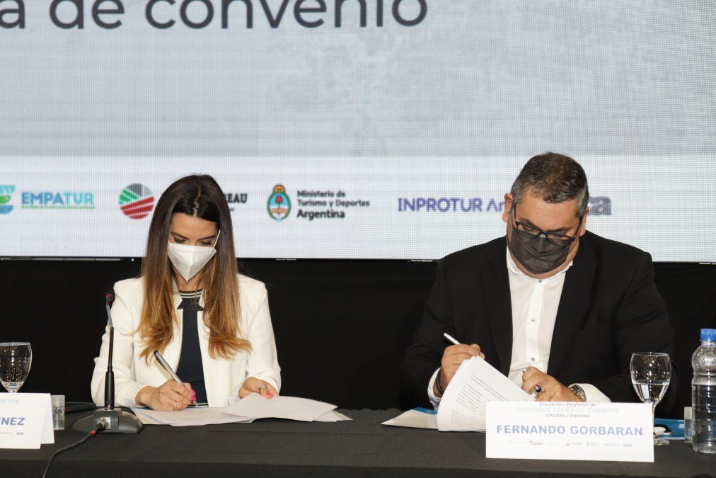 Yanina Martínez, del Mintur, y Fernando Gorbarán, presidente de AOCA.