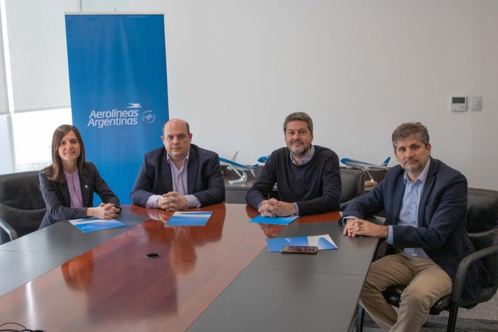 María Fernanda Raverta, Pablo Ceriani, Matías Lammens y Ariel Ciano, en la presentación de la ruta Montevideo/Mar del Plata de Aerolíneas Argentinas.