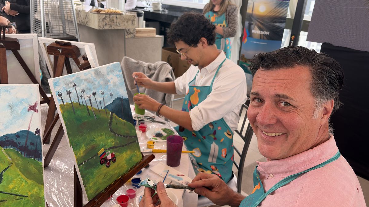 Asistentes a evento de Mis Destinos participaron en una actividad con pintura.