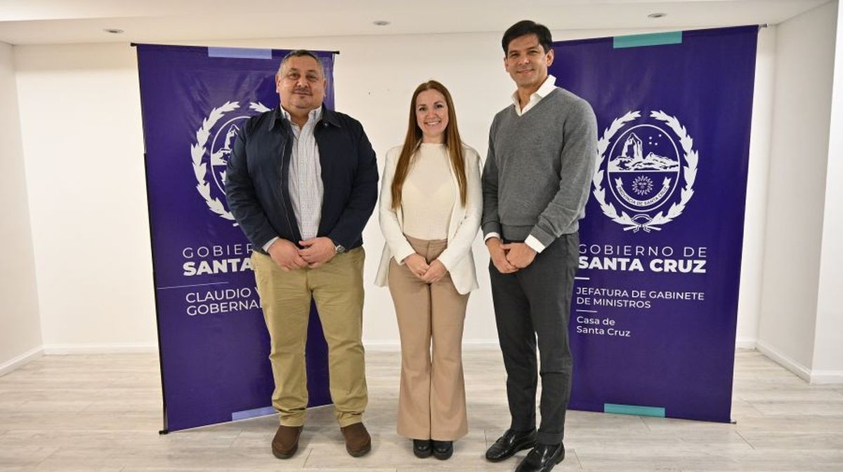 Rubén Martínez, secretario de Estado de Turismo de Santa Cruz; junto a Agustina Aguiar, secretaria de estado de la Casa de la Provincia de Santa Cruz; y el nadador Matías Ola.