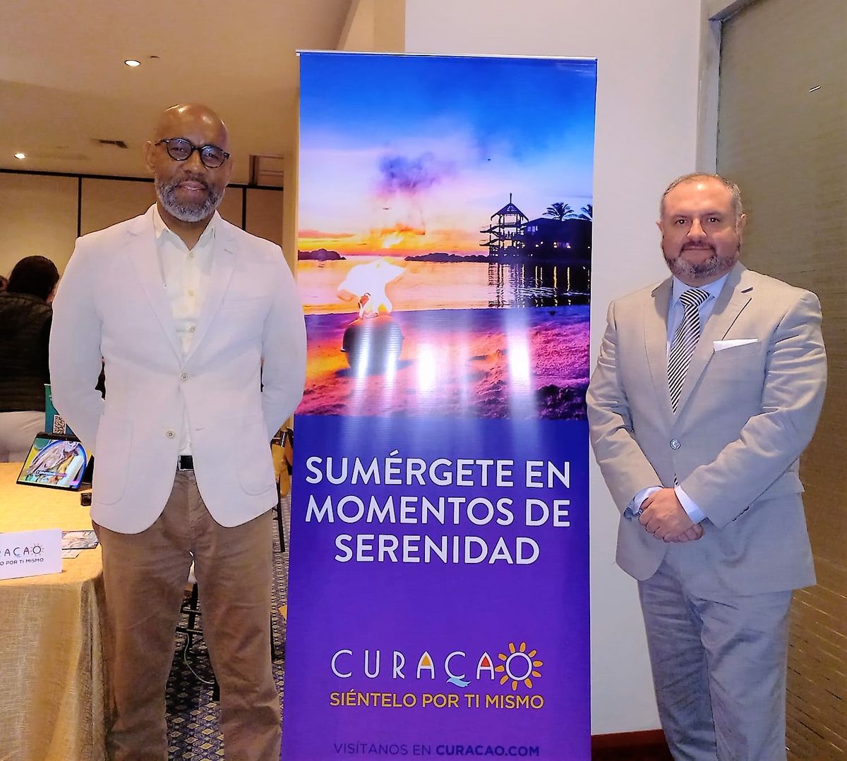 Andre Rojer, gerente regional Sudamérica de la Oficina de Turismo de Curazao y; Fidel Murgueytio, gerente general de Maxitravel. - Ladevi Medios y Soluciones Andre Rojer, gerente regional Sudamérica de la Oficina de Turismo de Curazao y; Fidel Murgueytio, gerente general de Maxitravel.