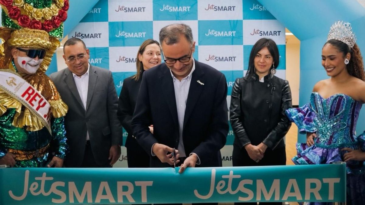 De izquierda a derecha: Rey Momo del Carnaval de Barranquilla, Luis Martínez, director de la Aeronautica Civil, Ángela Garzón, directora del Instituto Distrital de Turismo de Bogotá, Mario García, Country Manager de JetSmart en Colombia, María Piedad Bayter, directora de Competitividad de Bogotá-Región y la Reina Popular del Carnaval de Barranquilla.