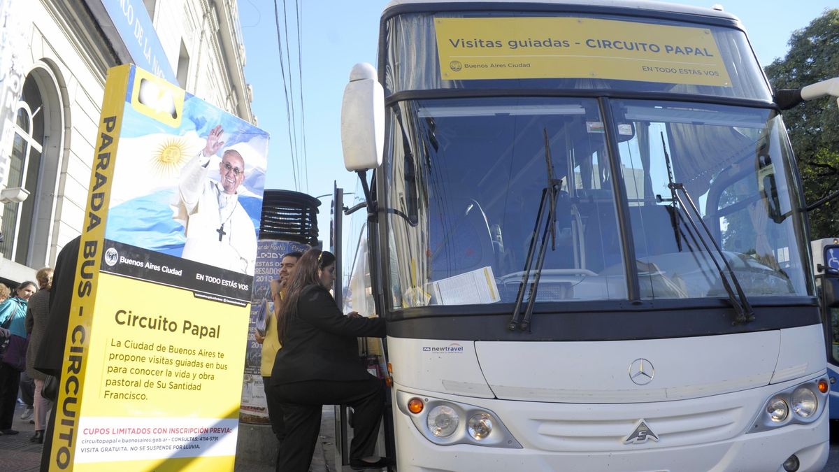Buenos Aires ofrece recorridos guiados que conmemoran la obra del papa nacido en Argentina.