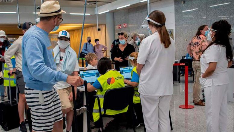 Turistas en uno de los hospitales españoles.