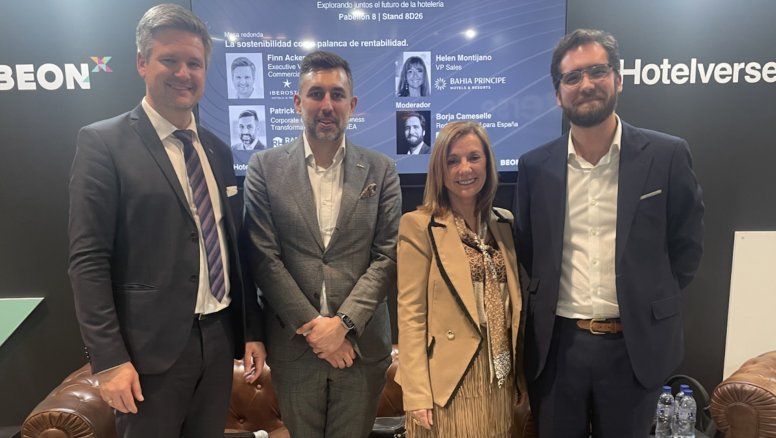 De izquierda a derecha, Finn Ackermann de Iberostar, Patrick Apostolo de Radisson Hotels, Helen Montijano de Bahía Príncipe, y Borja Cameselle, periodista de Ladevi.