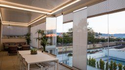 Para el equipamiento de hoteles Saxun lanzó lascortinas de cristal Azur.Se trata de cerramientos de tipo deslizante yabatible para balcones, terrazas y porches.