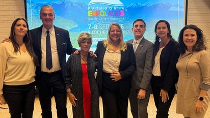 Expositores de Argentina y Chile junto al cómite organizador de Expolagos Patagonia durante el lanzamiento del encuentro en Fitur 2026.&nbsp;