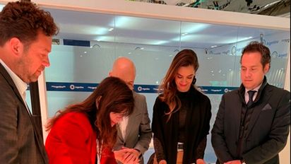 Matías Sket, Patricia Durán Vaca, Juanma Fernández, Yanina Martínez e André Ibañez, firmando el convenio entre Aegve y AOCA.