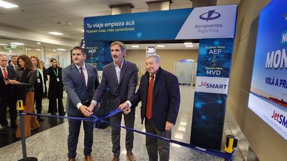 Daniel Ketchibachian, Gonzalo Pérez Corral y Carlos E. Christiansen dejan oficialmente inaugurada la nueva ruta de JetSMART. &nbsp;