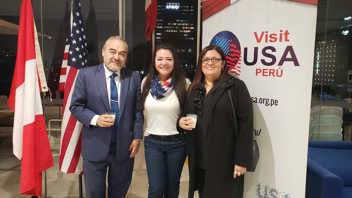Rodolfo Ojeda, presidente de MYPES de la Cámara de Comercio de Lima; Marita Villalba, gerente general de Visit USA; y Sara Pierrend, Directora de la escuela profesional de turismo de la  Facultad de Administración de la UNMSM.