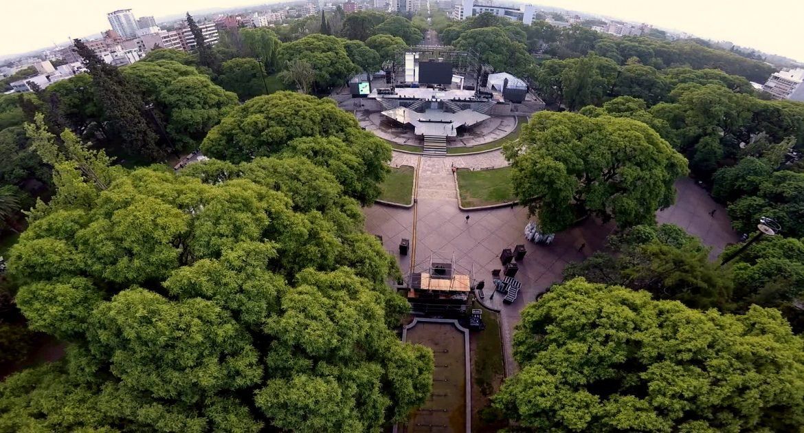 La plaza Independencia es uno de los atractivos turísticos más importantes de Mendoza y un punto de encuentro fundamental entre los residentes.