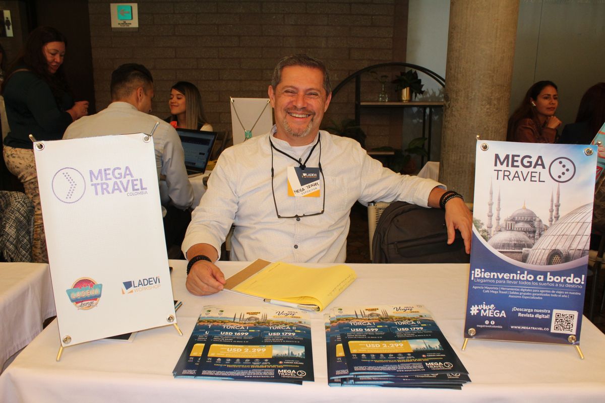 Mauricio Jurado, asesor comercial de Mega Travel en Medellín.
