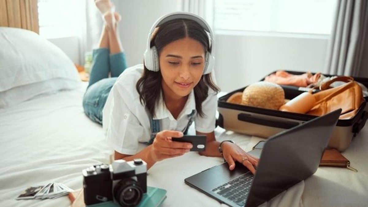 México: las tarjetas con beneficios de viaje pueden incorporar ventajas que van más allá de la acumulación de puntos. La oferta cambia según cada producto, pero es frecuente encontrar servicios vinculados con la experiencia antes, durante o después del vuelo.