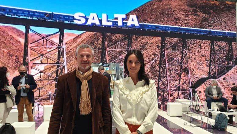 Mario Peña y Manuela Arancibia, presidenta de Inprotur Salta, en el marco de Fitur 2022.